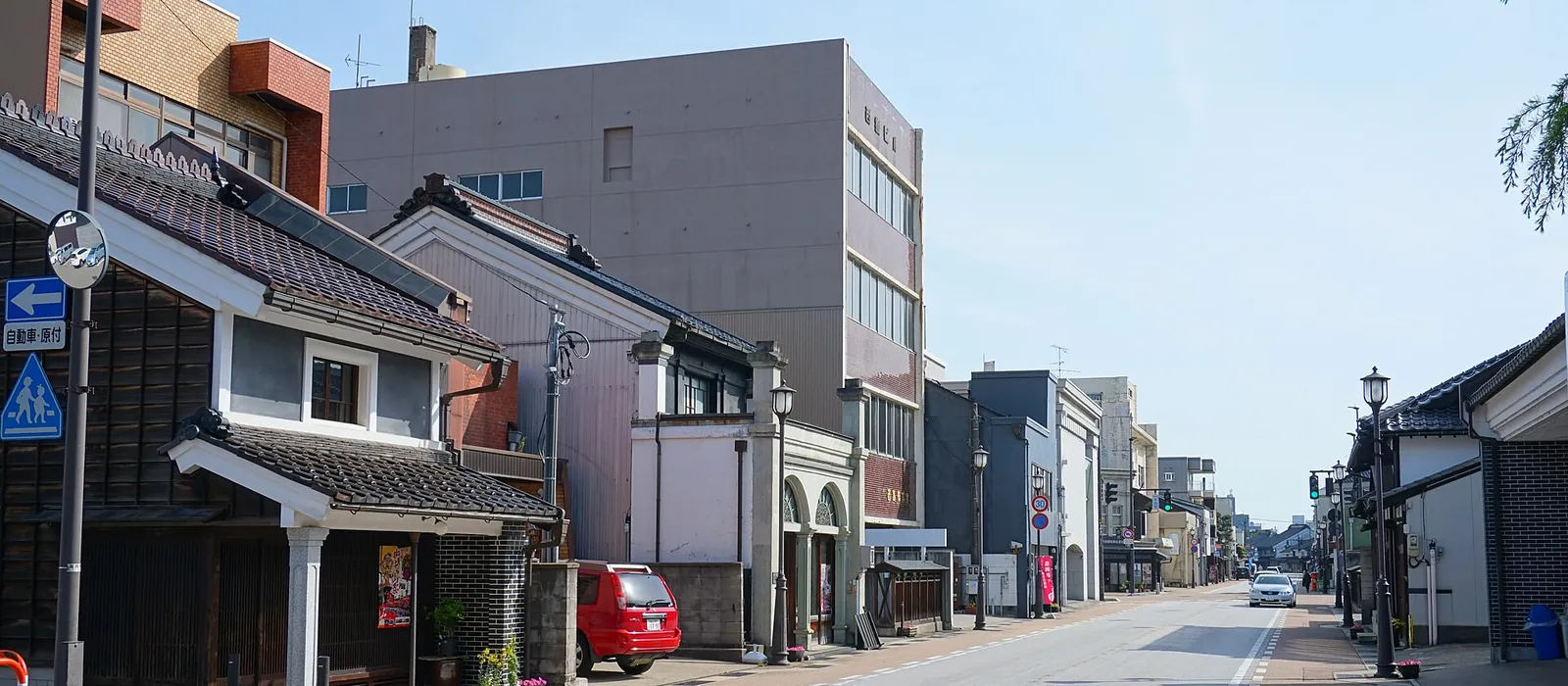 軒を接して土蔵造りの町家が並ぶ高岡市山町筋の通り