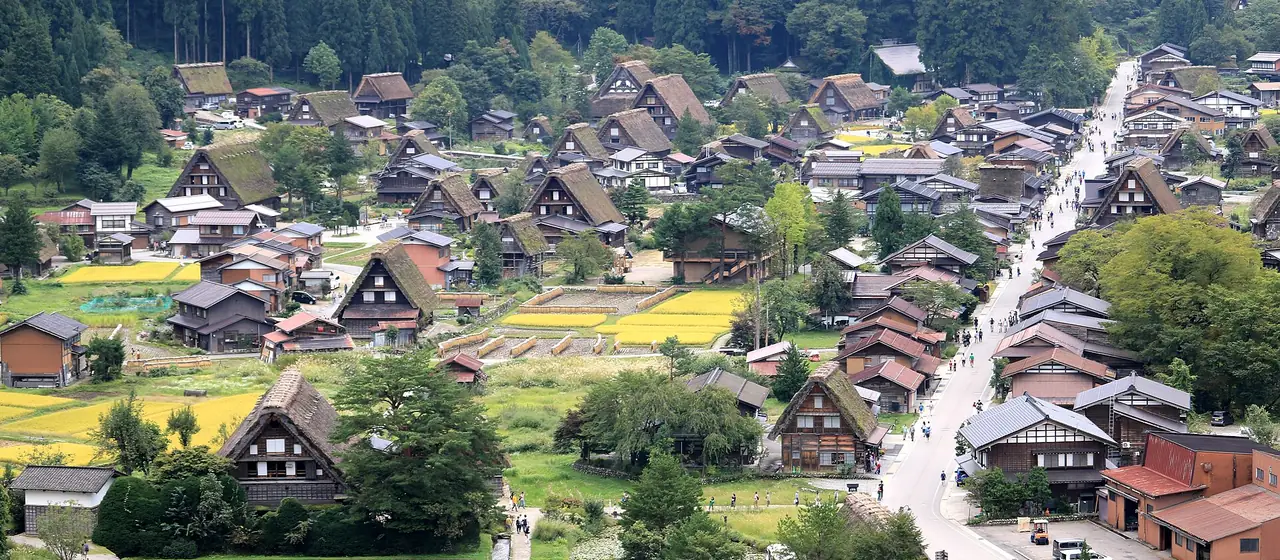 岐阜県白川村・荻町の合掌造り集落を展望台から見下ろした景（伺える地域の飛騨地方）