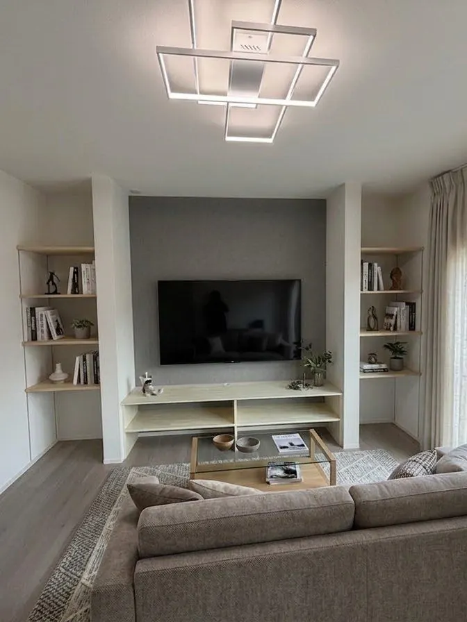 床の間をテレビ台に造り替えた洋室