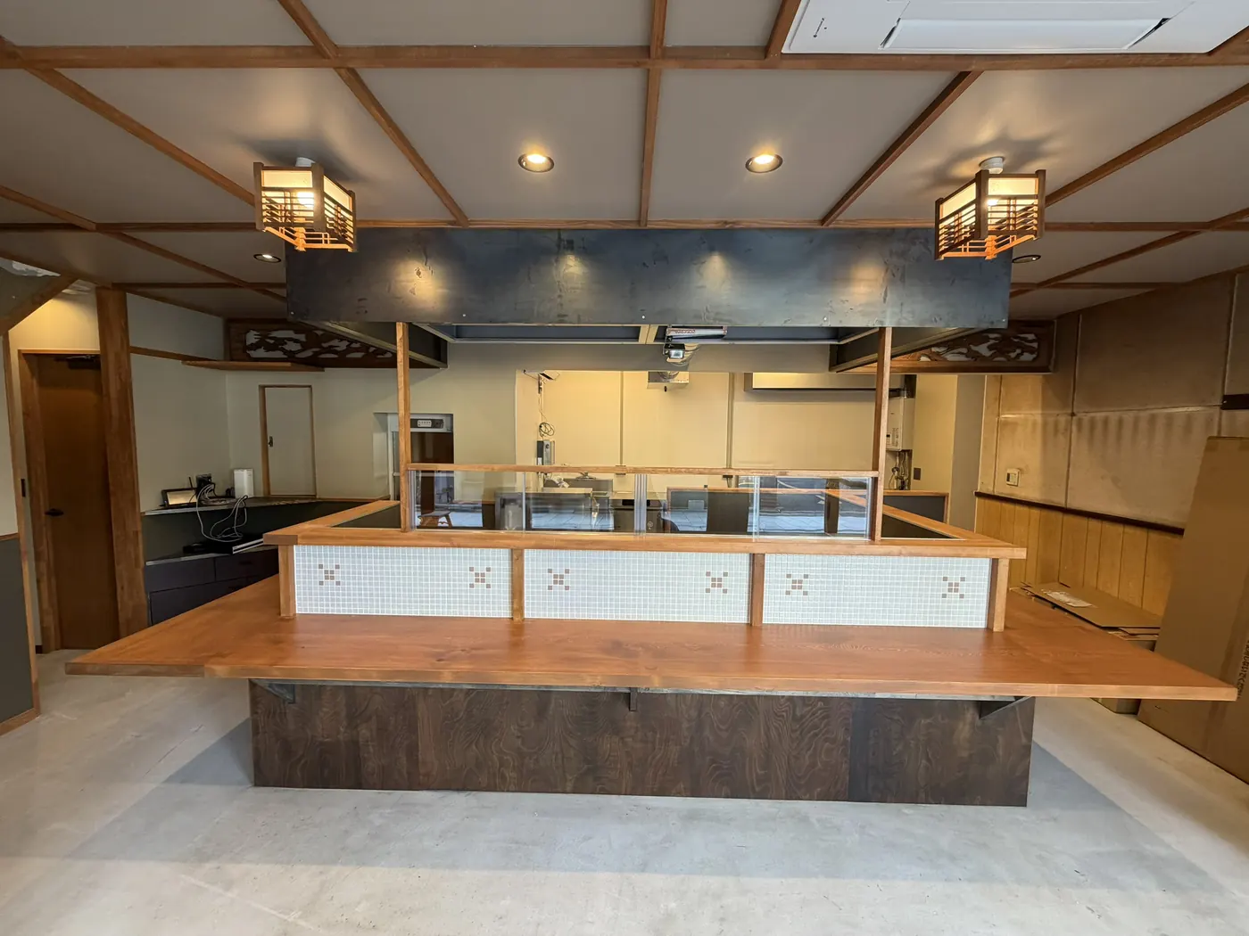 桧の無垢材カウンターを中心に再生した焼き鳥店(工事後)