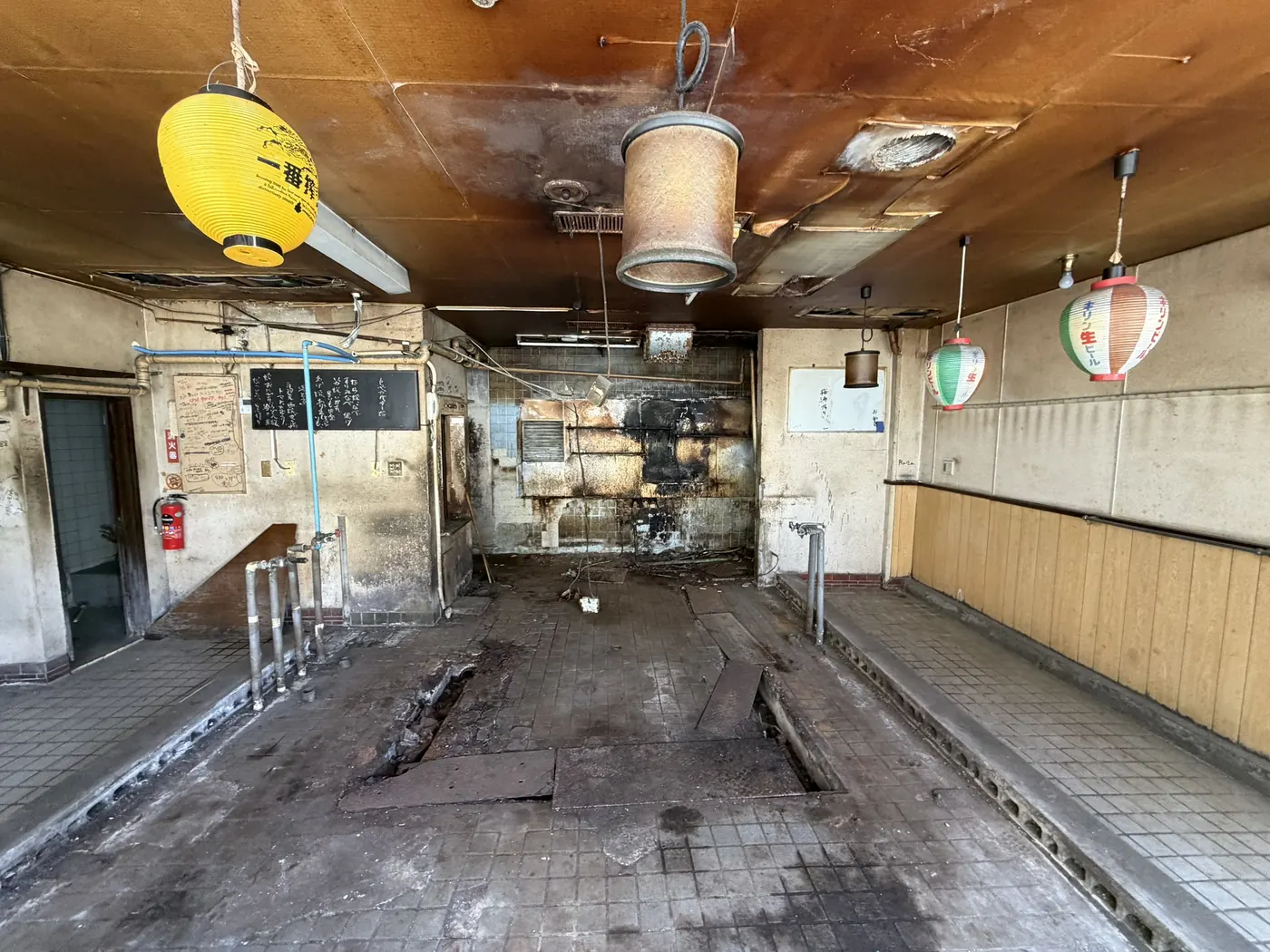 使われなくなり傷んだ店内(工事前)