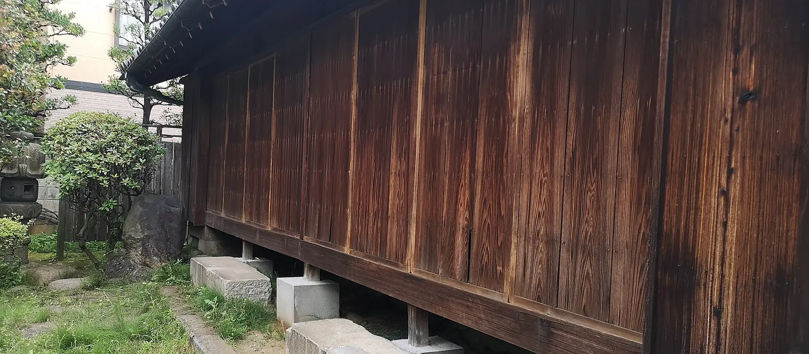雨戸を閉めた古民家の縁側と庭(東京都墨田区の旧小山家住宅)