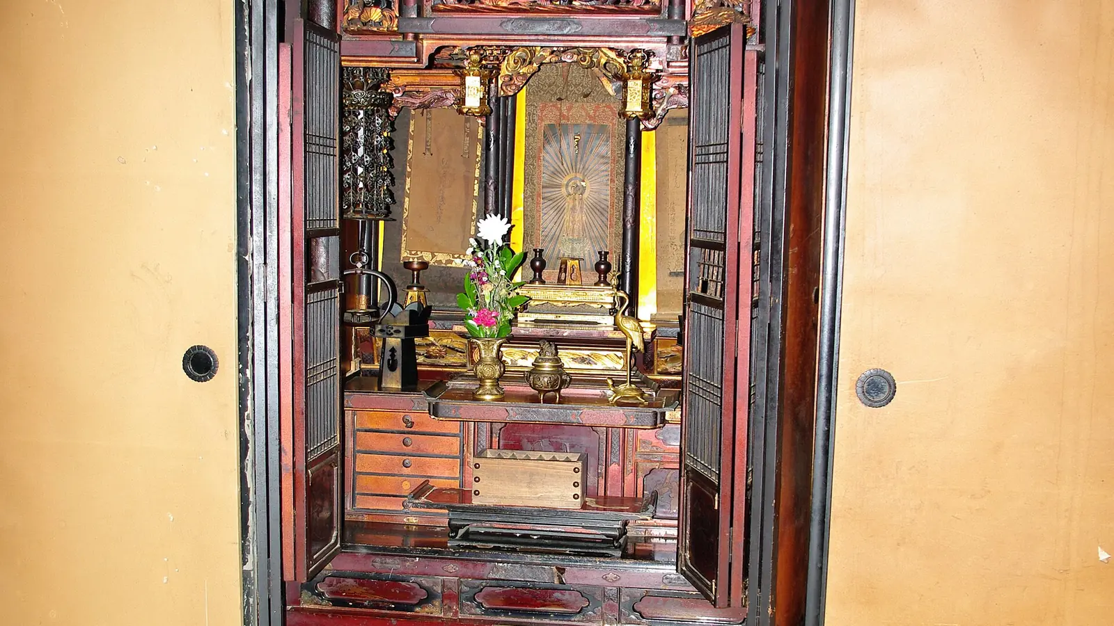 襖に挟まれた仏間の金箔の仏壇と鈴（高山市の民家博物館・公開施設）