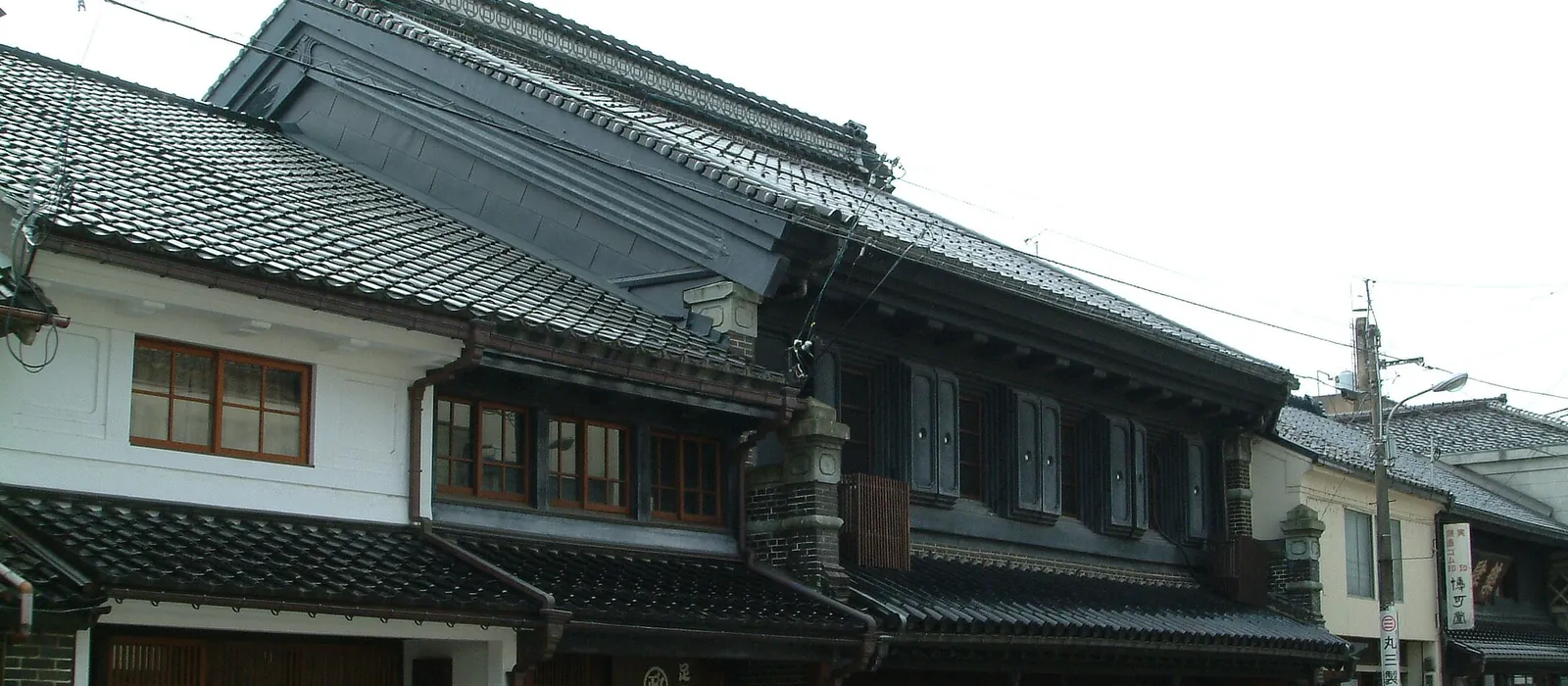 黒漆喰の土蔵造りの商家が並ぶ高岡市木舟町の通り
