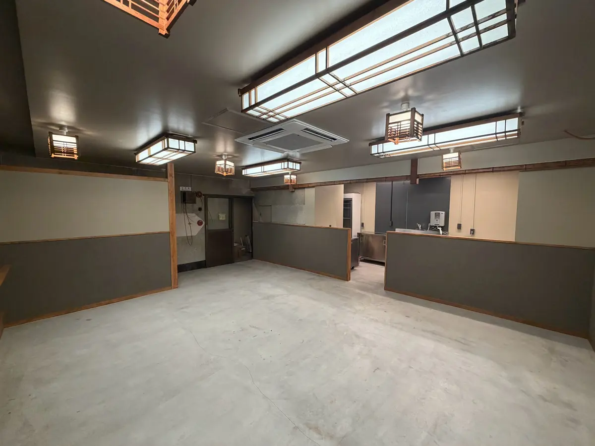既存の照明を活かした2階の客席（工事後）