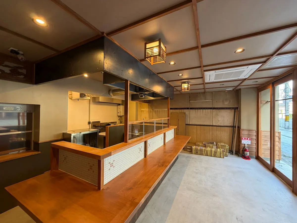 桧の無垢材カウンターと店内の全景（工事後）
