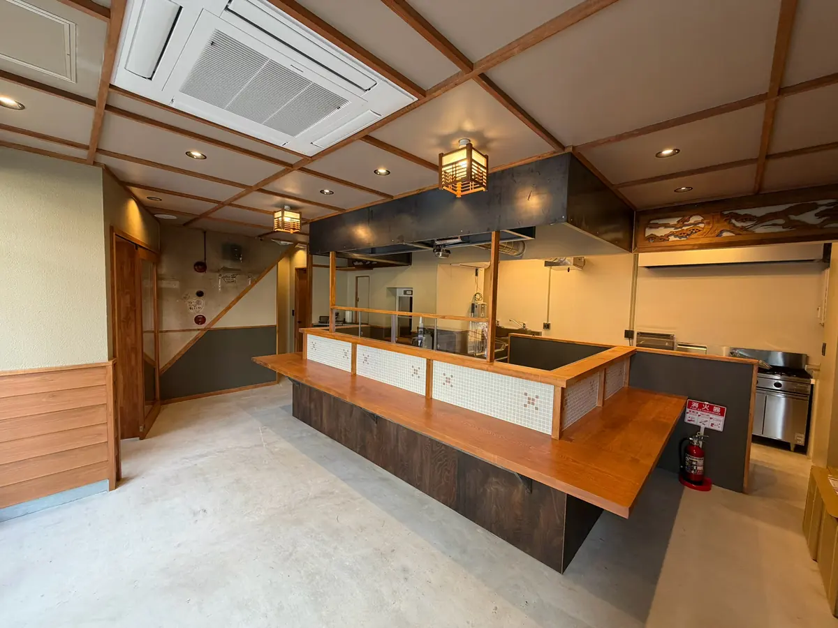客席から見た桧のカウンター（工事後）