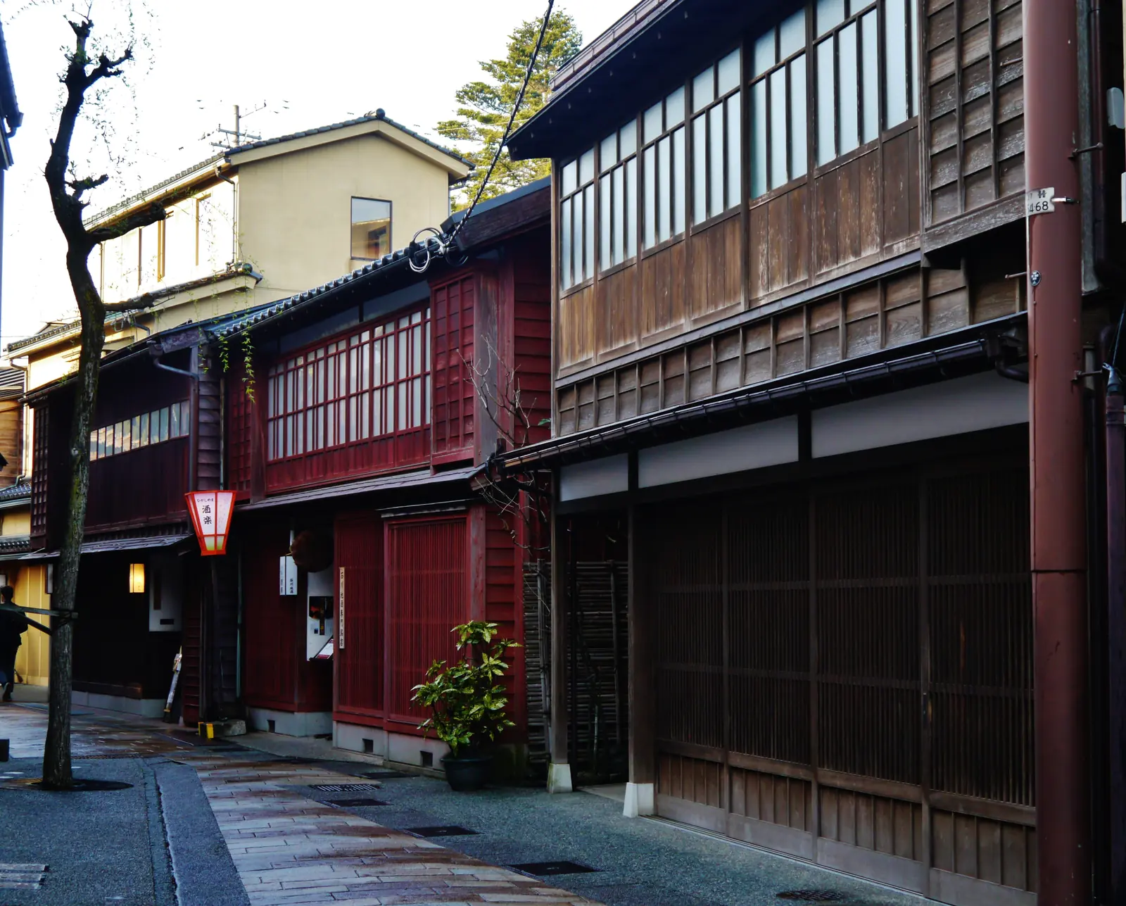 金沢市ひがし茶屋街の茶屋建築の町並み