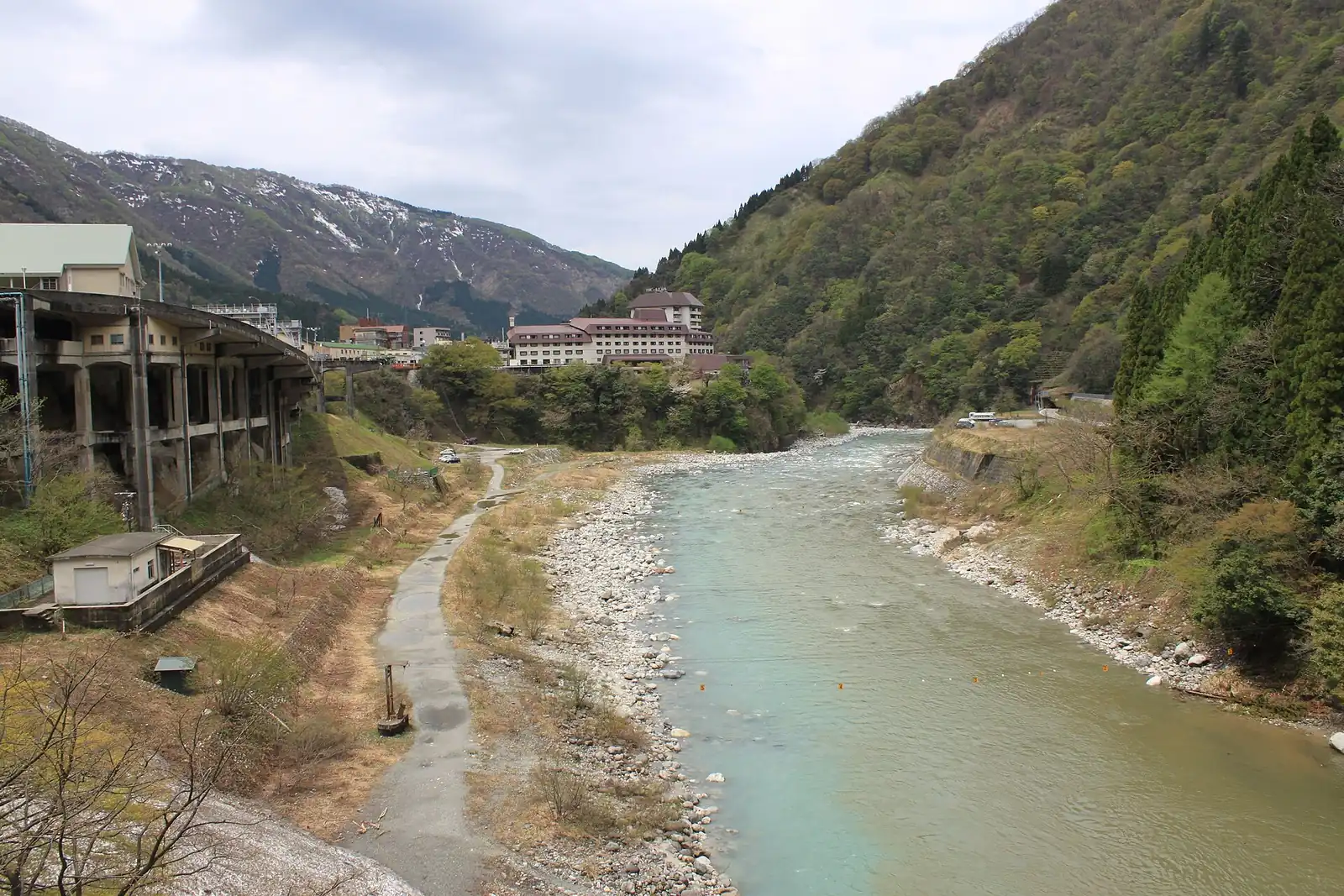 黒部市宇奈月温泉の温泉街と黒部川(旧山彦橋から)