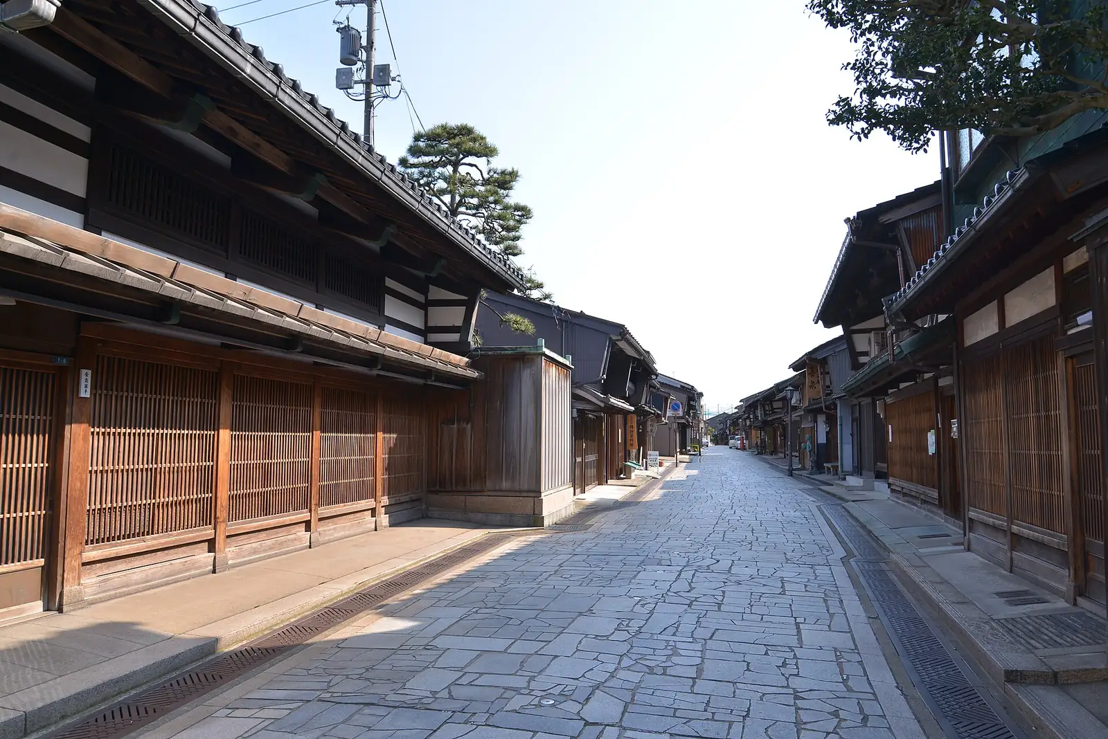 高岡市金屋町、千本格子の家並みが続く石畳の通り