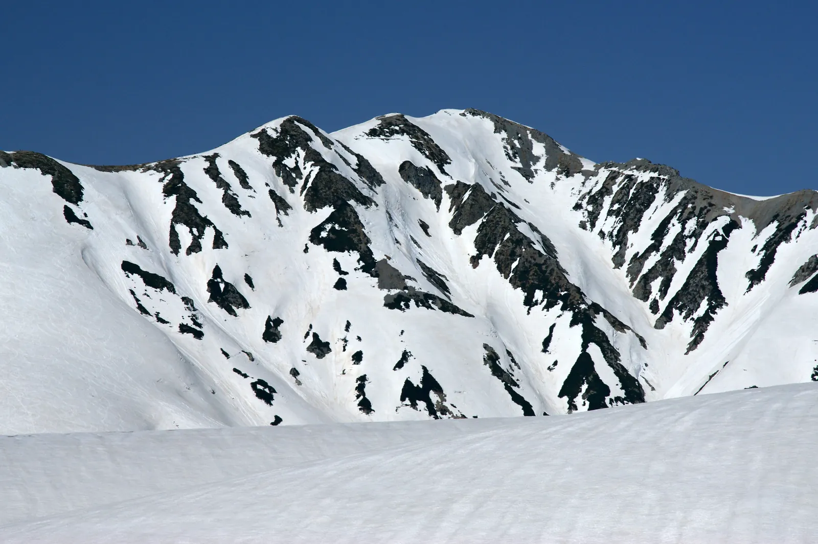 立山連峰・残雪の別山(立山町)