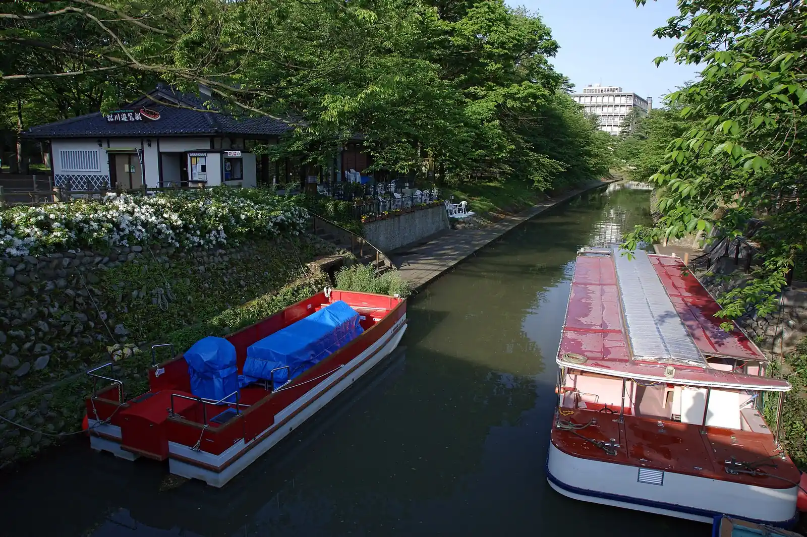 富山市中心部を流れる松川と遊覧船乗り場