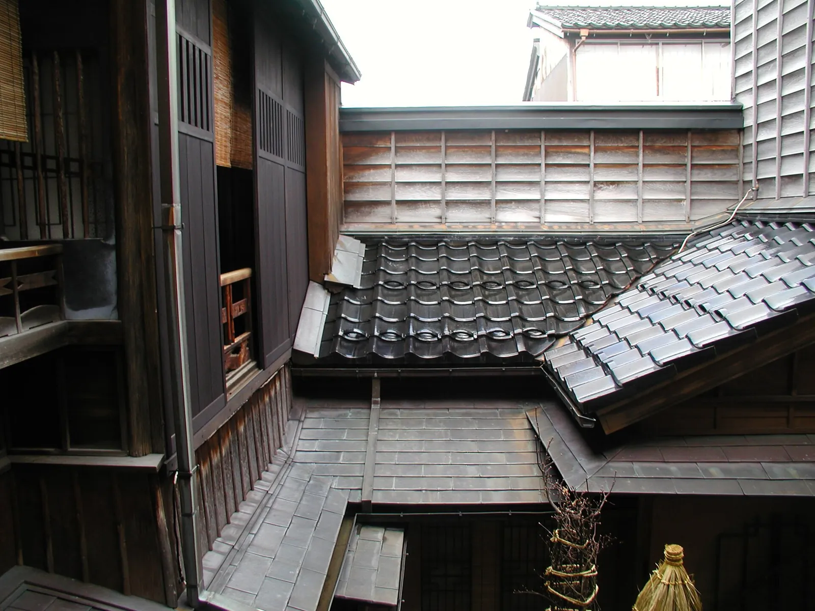 北陸の町家の瓦屋根(金沢)