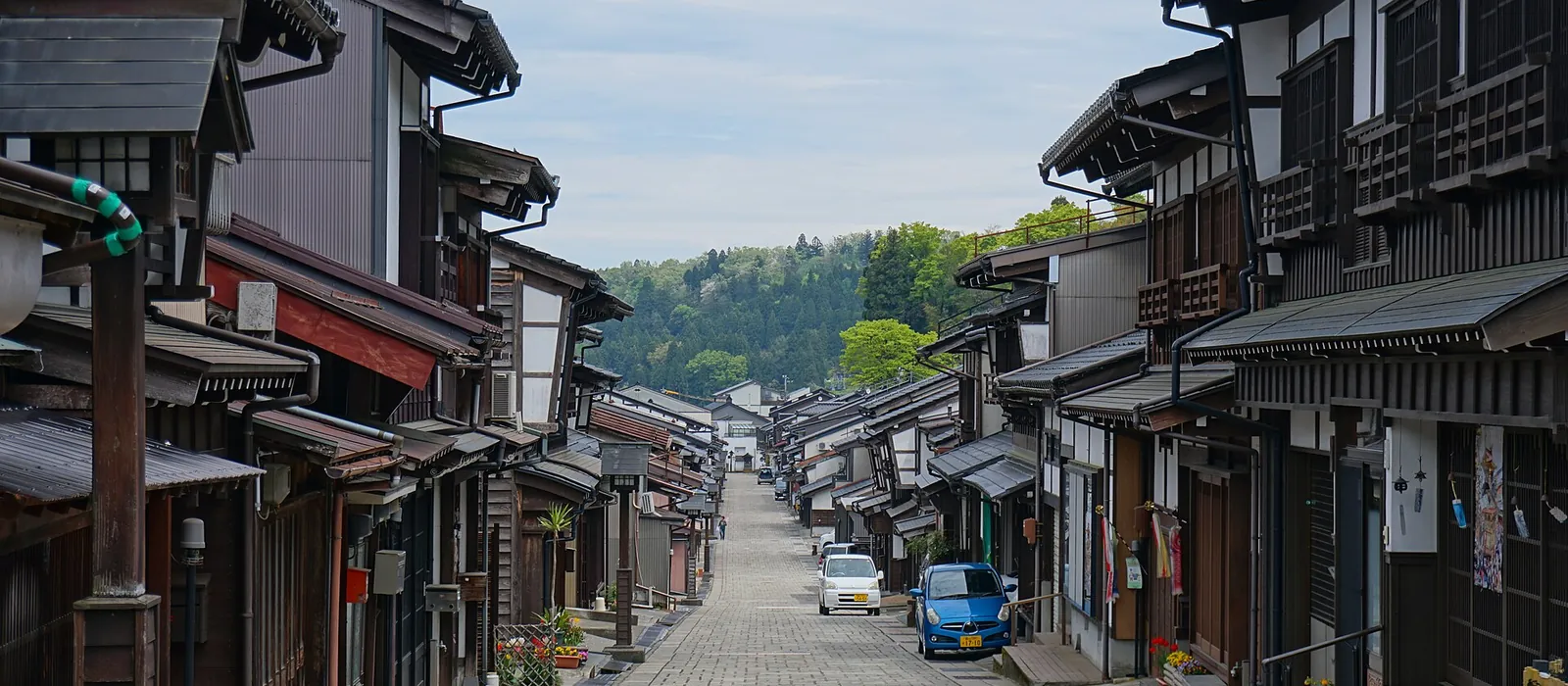 坂道の両側に軒の深い町家が並ぶ富山市八尾町、諏訪町本通り